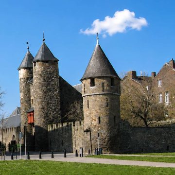 Helpoort to najstarsza brama miejska w Holandii, oferująca wgląd w średniowieczną przeszłość i ufortyfikowaną historię Maastricht. Podczas zwiedzania tego kamiennego zabytku rozwiążesz wciągające zagadki, które ożywią legendy starożytnych murów miejskich, zapewniając niezapomniane wrażenia.