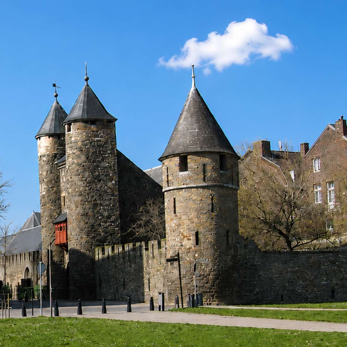 Zabawa w poszukiwanie skarbów w Maastricht i wycieczka z przewodnikiem własnym 5 Helpoort to najstarsza brama miejska w Holandii, oferująca wgląd w średniowieczną przeszłość i ufortyfikowaną historię Maastricht. Podczas zwiedzania tego kamiennego zabytku rozwiążesz wciągające zagadki, które ożywią legendy starożytnych murów miejskich, zapewniając niezapomniane wrażenia.