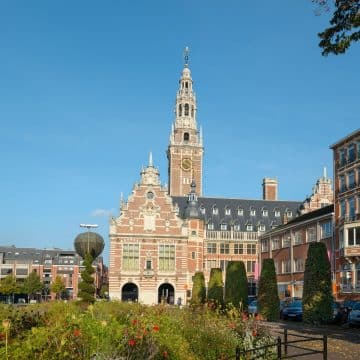 La Herbert Hooverplein di Lovanio è una vivace piazza cittadina circondata da edifici storici e luoghi di interesse culturale, che offre un accogliente spazio all’aperto tra il quartiere universitario e il cuore della città.