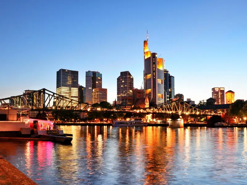 Passarela de ferro: Uma ponte romântica sobre o rio Main 2 Passarela de ferro em Frankfurt