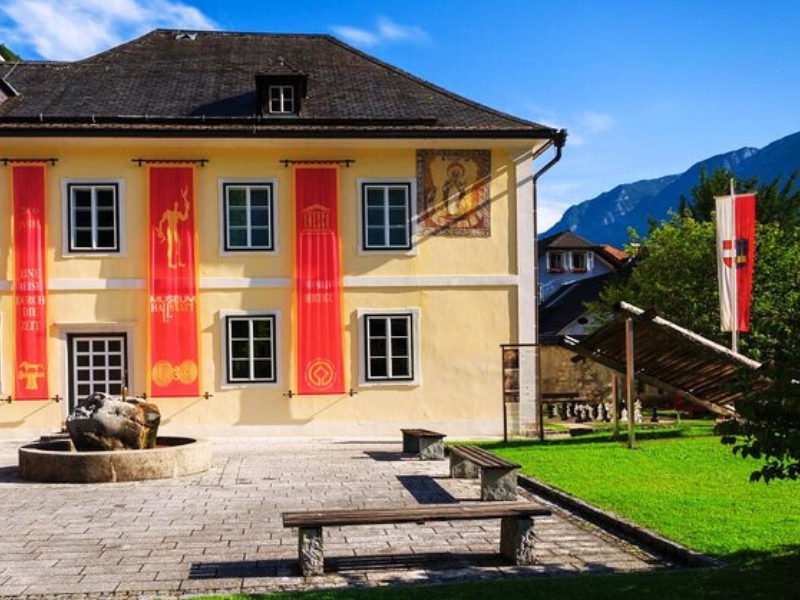 Memorial Johann Georg Ramsauer: Homenagem ao Pioneiro de Hallstatt 3 Memorial de Johann Georg Ramsauer