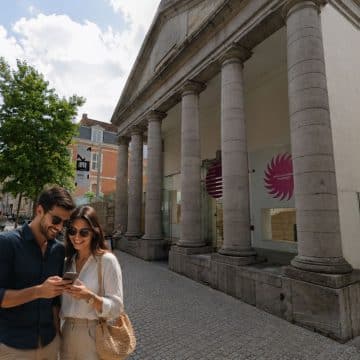 M Leuven è un suggestivo museo d’arte in cui l’architettura storica e quella contemporanea si fondono, ospitando una collezione variegata che collega il patrimonio artistico di Lovanio alla creatività moderna.