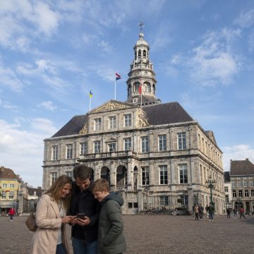Anchored by the stately 17th-century Dutch Classicist City Hall and buzzing with lively open-air stalls and café terraces, the historic Markt serves as a vibrant civic centerpiece steeped in centuries of Maastricht’s mercantile tradition.