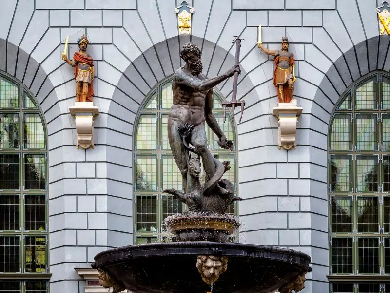 La fontaine de Neptune : Une merveille maritime à Gdańsk 2 Fontaine de Neptune à Gdansk