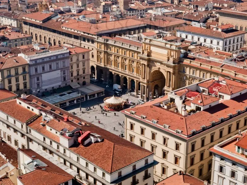 Piazza della Repubblica: Een levendig hart van Florence 2 Piazza della Repubblica in Florence