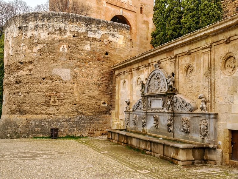 Pilar de Carlos V: uma joia renascentista em Alhambra 3 Pilar de Carlos V em Granada