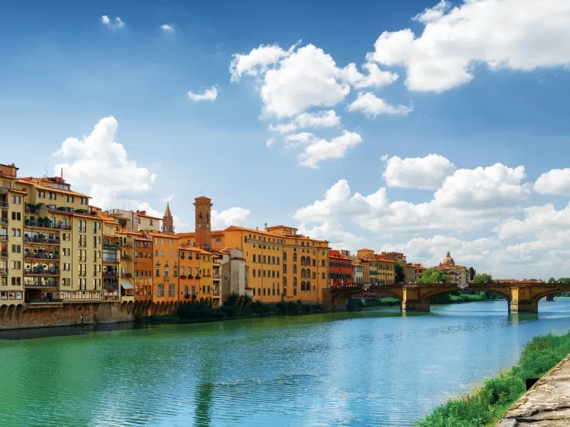 Ponte Santa Trinita: un ponte senza tempo di eleganza fiorentina 3 Ponte Santa Trinita a Firenze