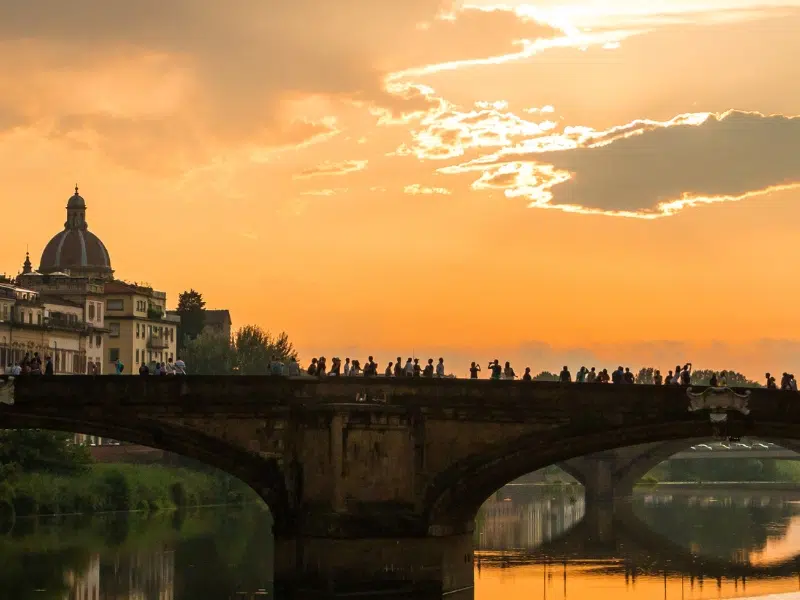 Ponte Santa Trinita: un ponte senza tempo di eleganza fiorentina 1 Ponte Santa Trinita a Firenze