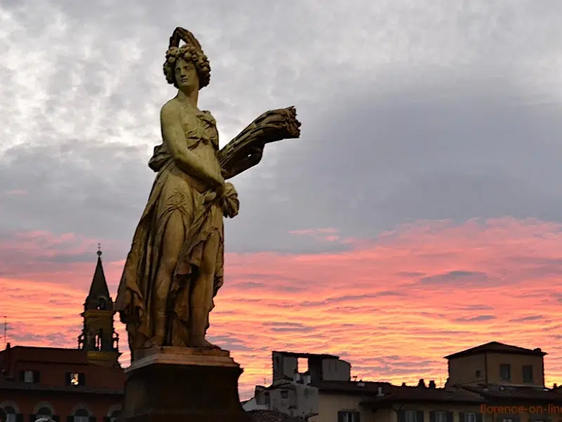 Ponte Santa Trinita: un ponte senza tempo di eleganza fiorentina 2 Ponte Santa Trinita a Firenze
