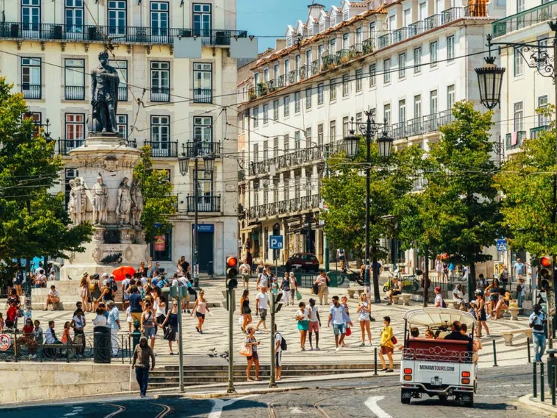Plaza Luis de Camões: El latido literario de Lisboa 1 Plaza Luís de Camões en Lisboa