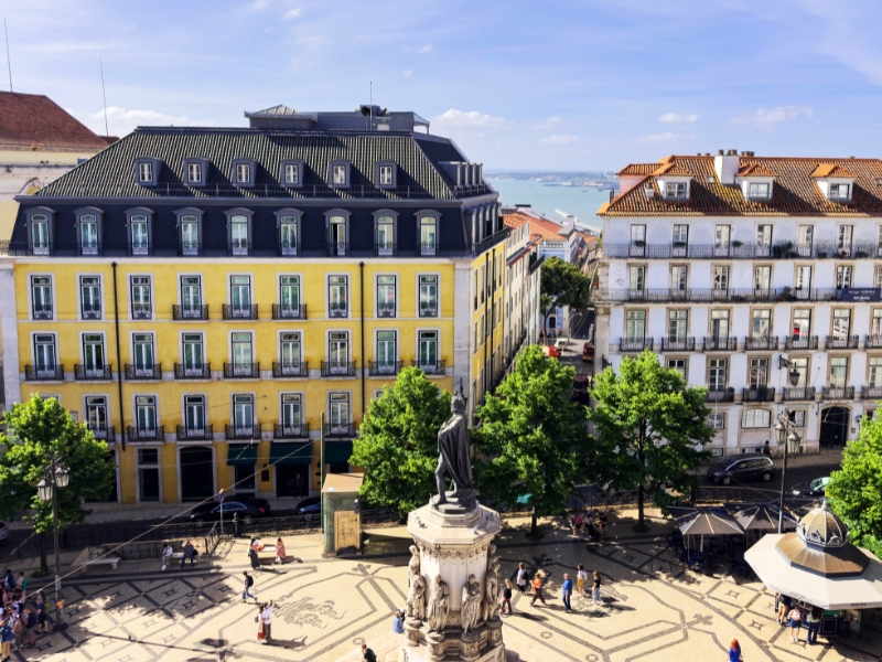 Plaza Luis de Camões: El latido literario de Lisboa 3 Plaza Luís de Camões en Lisboa