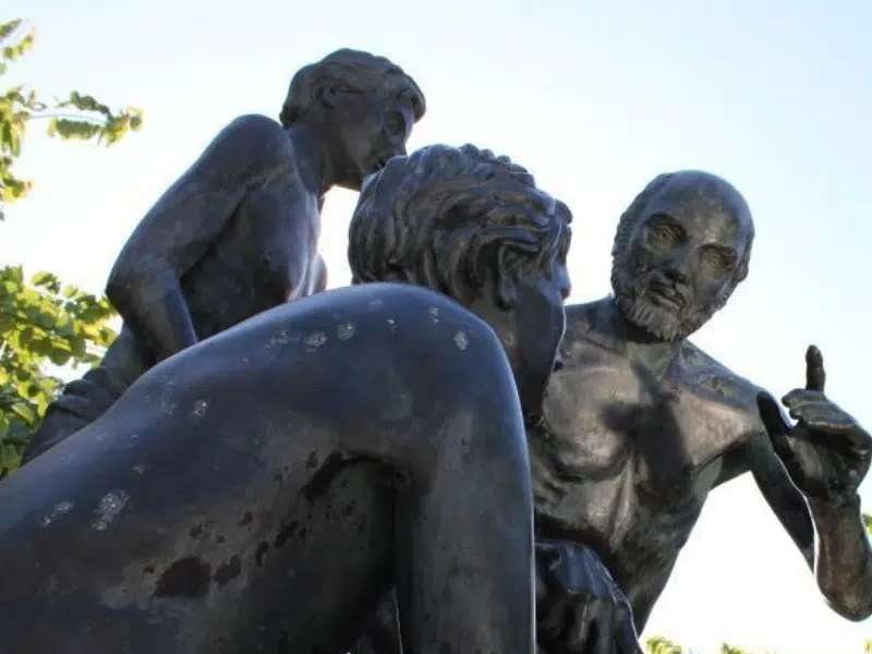 Standbeeld van Hippocrates: Een eerbetoon aan de vader van de geneeskunde in Kos 2 Standbeeld van Hippocrates in Kos