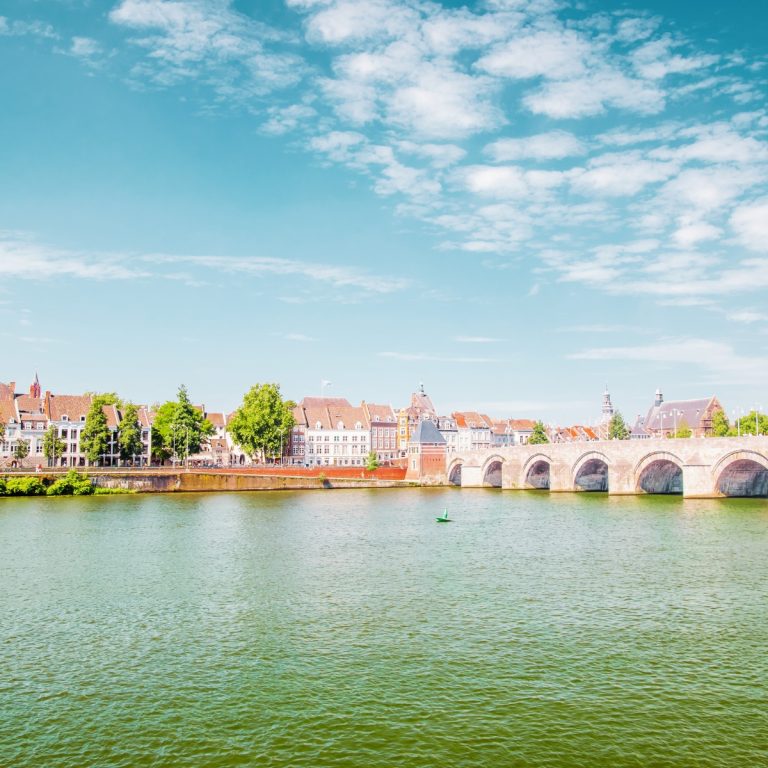 Zabawa w poszukiwanie skarbów w Maastricht i wycieczka z przewodnikiem 3 Sint Servaasbrug to oszałamiająca kamienna kładka z XIII wieku, powszechnie uważana za najstarszy most w Holandii, przecinająca rzekę Maas i łącząca historyczne centrum miasta z modną dzielnicą Wyck. Jego eleganckie wapienne łuki oferują kwintesencję widoku na panoramę Maastricht i służą jako ponadczasowy symbol średniowiecznego dziedzictwa miasta.