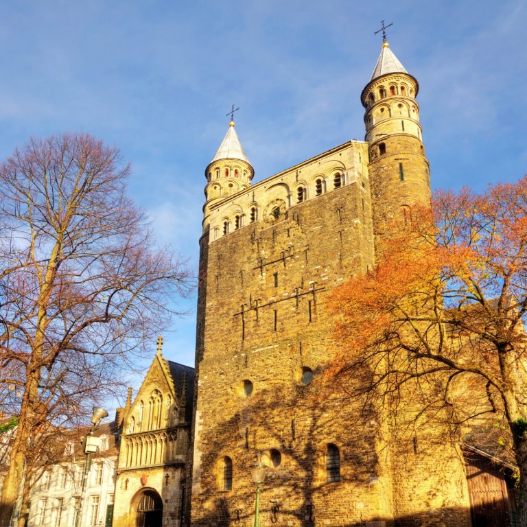 Zabawa w poszukiwanie skarbów w Maastricht i wycieczka z przewodnikiem własnym 2 Bazylika Matki Bożej to imponująca romańska twierdza-kościół, słynąca z masywnego westwerku i spokojnej, oświetlonej świecami kaplicy "Gwiazdy Morza". To starożytne sanktuarium pozostaje jednym z najważniejszych miejsc kultu religijnego w Holandii, oferując spokojną atmosferę w grubych średniowiecznych murach i gotyckim krużganku.