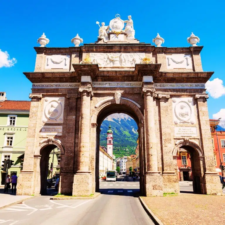 Caccia al tesoro e tour autoguidato a Innsbruck 6 L'Arco di Trionfo è un imponente monumento marmoreo di Innsbruck, costruito nel 1765 per commemorare contemporaneamente il matrimonio dell'arciduca Leopoldo e il passaggio dell'imperatore Francesco I.