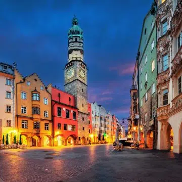 La Stadtturm è una storica torre di avvistamento di Innsbruck risalente al XV secolo che offre una vista panoramica sui tetti medievali e sulle cime alpine circostanti.