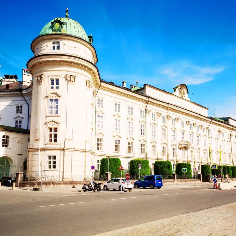 Caccia al tesoro e tour autoguidato a Innsbruck 3 Il Palazzo Imperiale Hofburg è un'ex residenza asburgica di Innsbruck che presenta sfarzose sale di rappresentanza in stile rococò e testimonia la storia imperiale dell'Austria.
