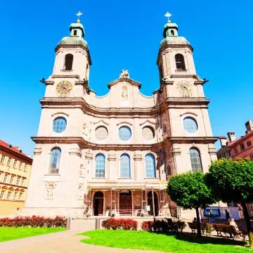Il Dom zu St. Jakob è una magnifica cattedrale barocca del XVIII secolo di Innsbruck, famosa per i suoi sontuosi affreschi interni e per l'iconico capolavoro "Maria Hilf" di Lucas Cranach il Vecchio.