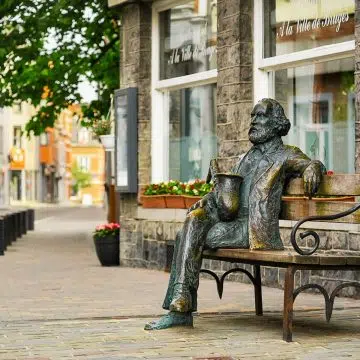 Maison Adolphe Sax is een interactief museum gewijd aan de uitvinder van de saxofoon, gevestigd in zijn geboortehuis uit 1814 aan de oevers van de Maas.