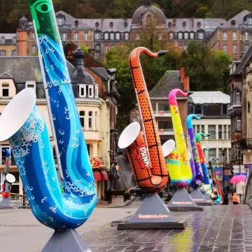 De Charles de Gaulle-brug is een levendige rivieroversteekplaats versierd met achtentwintig kleurrijke reuzensaxofoons die een eerbetoon zijn aan de uitvinder Adolphe Sax en een schilderachtig uitzicht bieden op de citadel en de Maas.