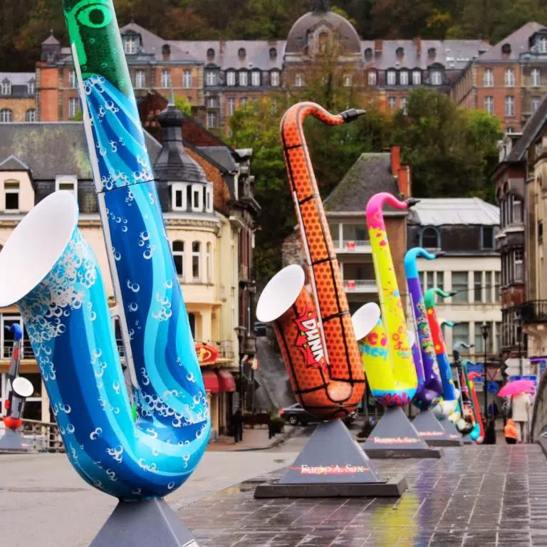 Speurtocht en rondleiding op eigen houtje in Dinant 2 De Charles de Gaulle-brug is een levendige rivieroversteekplaats versierd met achtentwintig kleurrijke reuzensaxofoons die een eerbetoon zijn aan de uitvinder Adolphe Sax en een schilderachtig uitzicht bieden op de citadel en de Maas.