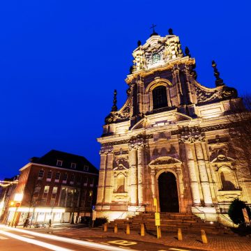 La Chiesa di San Michele è un magnifico tempio gesuita di Lovanio, considerato da molti una delle più belle chiese barocche del Belgio per la sua suggestiva facciata ad "altare sulla strada".