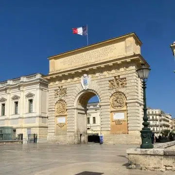Łuk Triumfalny, znany również jako Porte du Peyrou, to majestatyczny dorycki punkt orientacyjny, w którym wielki XVII-wieczny łuk i skomplikowane płaskorzeźby świętujące zwycięstwa Ludwika XIV tworzą monumentalną bramę do Montpellier.