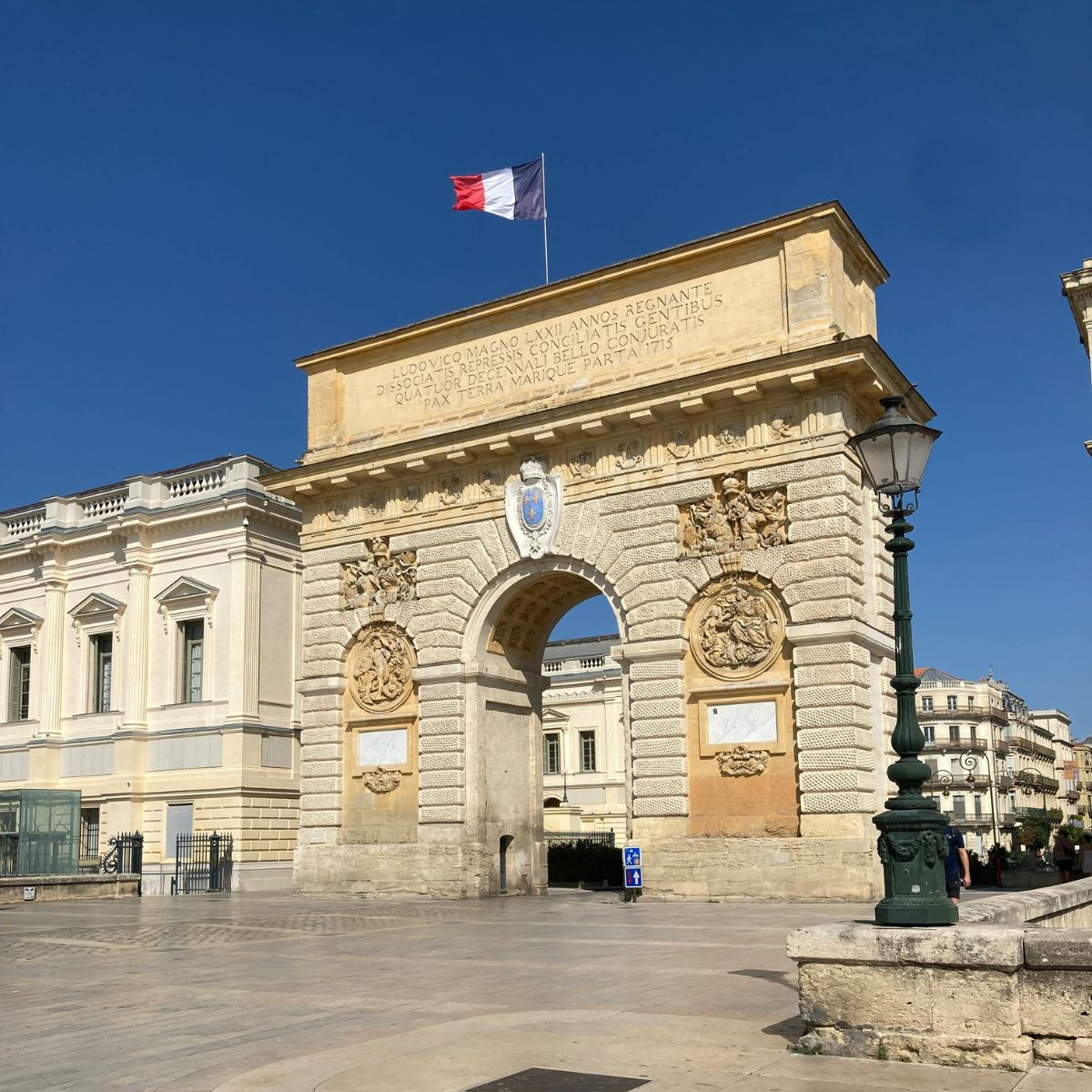 Zabawa w poszukiwanie skarbów i samodzielna wycieczka po Montpellier 2 Łuk Triumfalny, znany również jako Porte du Peyrou, to majestatyczny dorycki punkt orientacyjny, w którym wielki XVII-wieczny łuk i skomplikowane płaskorzeźby świętujące zwycięstwa Ludwika XIV tworzą monumentalną bramę do Montpellier.