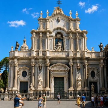 Basilica Cattedrale di Sant'Agata is een majestueus Siciliaans barokmonument waar een grootse witmarmeren gevel en de heilige relikwieën van de beschermheilige van de stad een monumentaal spiritueel meesterwerk vormen in het hart van Catania.