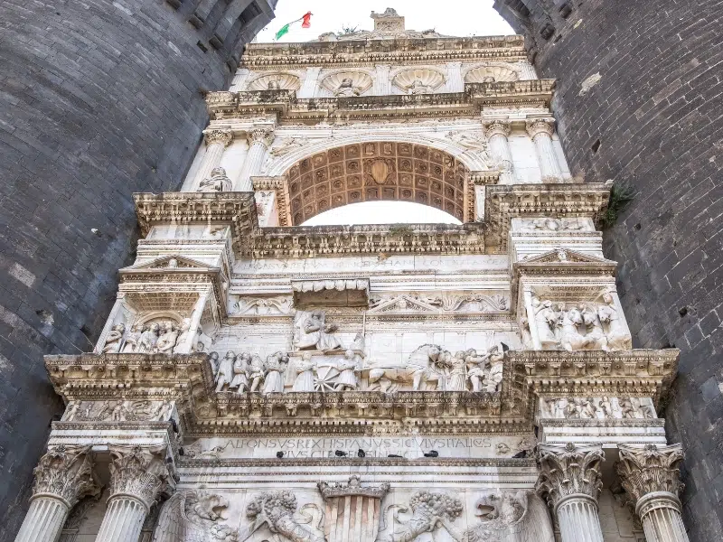Castel Nuovo: La maestosa fortezza medievale di Napoli 2 Castel Nuovo a Napoli