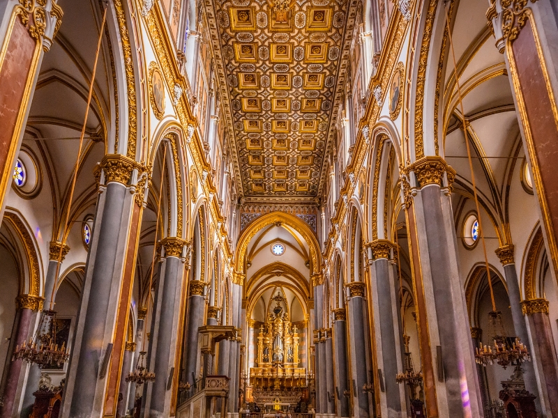 San Domenico Maggiore: una chiesa iconica ricca di storia e arte 2 San Domenico Maggiore a Napoli