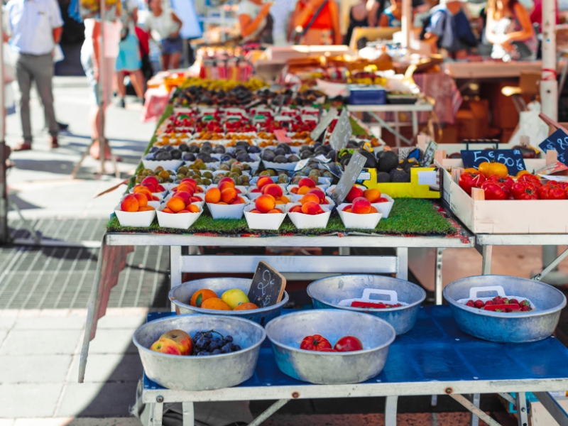 Cours Saleya: El vibrante corazón de Niza 2 Cours Saleya en Niza