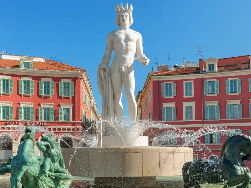 Fontaine du Soleil: Un punto di riferimento maestoso a Nizza 1 Fontaine du Soleil a Nizza