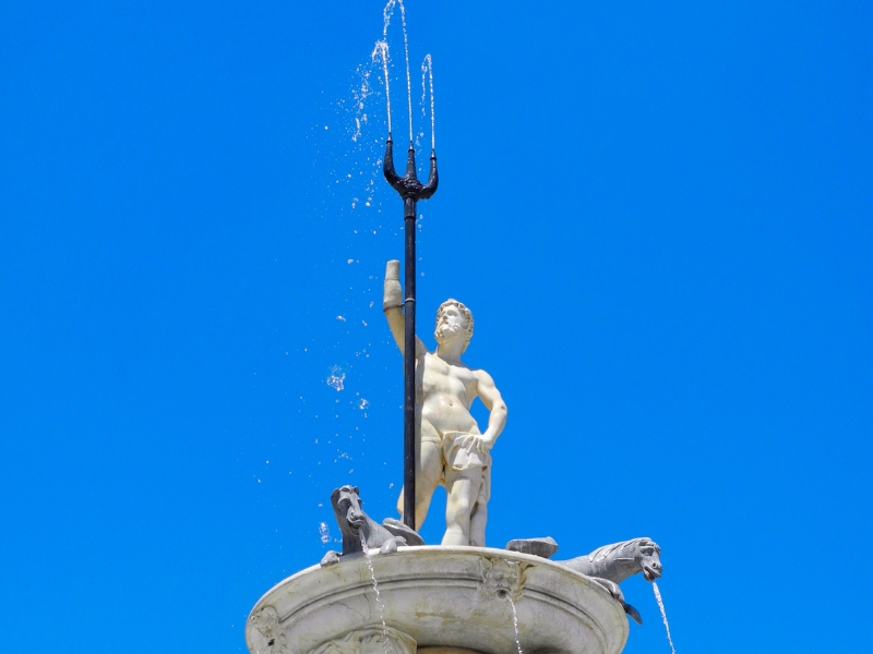 Fonte de Neptuno em Nápoles: Um símbolo majestoso da história da cidade 2 Fonte de Neptuno em Nápoles