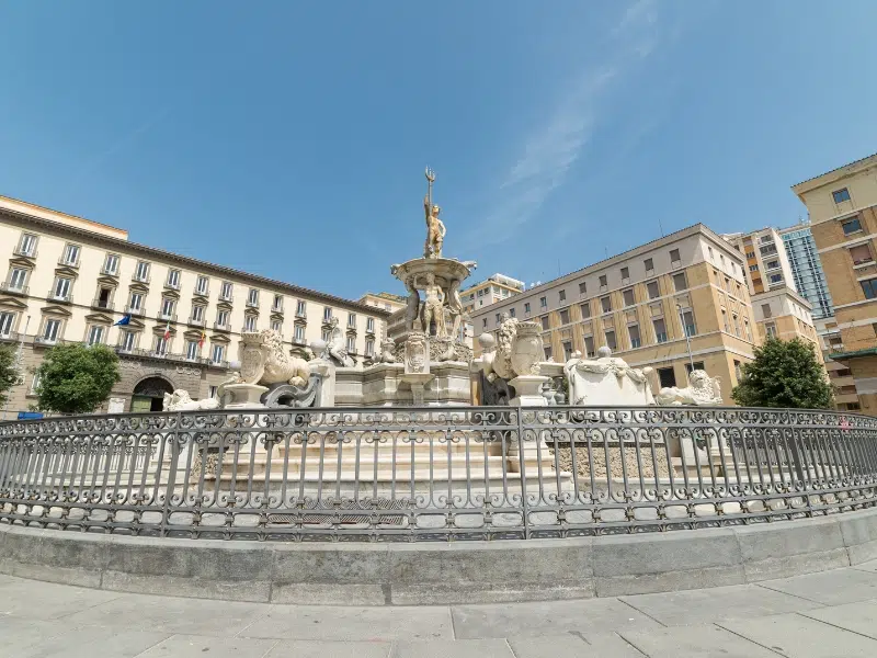 Fonte de Neptuno em Nápoles: Um símbolo majestoso da história da cidade 1 Fonte de Neptuno em Nápoles