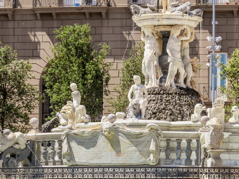 Fonte de Neptuno em Nápoles: Um símbolo majestoso da história da cidade 3 Fonte de Neptuno em Nápoles