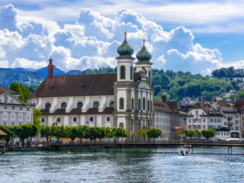 Église jésuite Saint François Cavier : un joyau baroque à Lucerne 1 Église jésuite Saint François Cavier à Lucerne