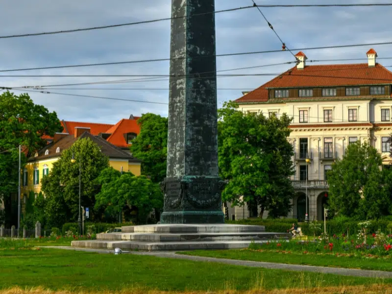 Karolinenplatz: Ein historisches und architektonisches Wahrzeichen in München 2 Karolinenplatz in München