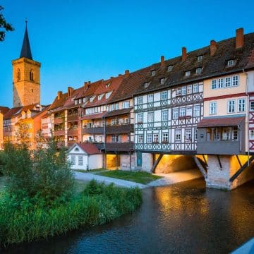 Le Krämerbrücke d'Erfurt est un pont médiéval pittoresque, bordé de maisons à colombages colorées, de charmantes boutiques et d'ateliers, qui enjambe la Gera.