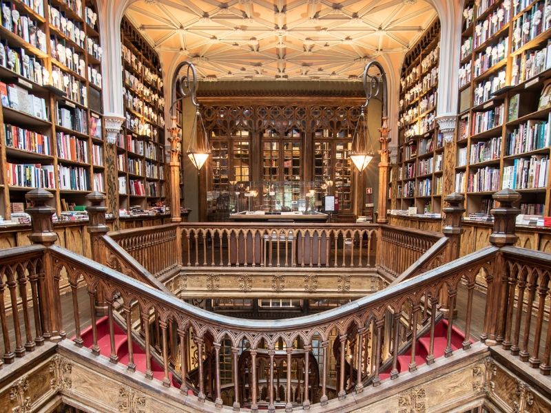 Livraria Lello: Lelloello: Ένα λογοτεχνικό καταφύγιο στην καρδιά του Πόρτο 2 Livraria Lello στο Πόρτο