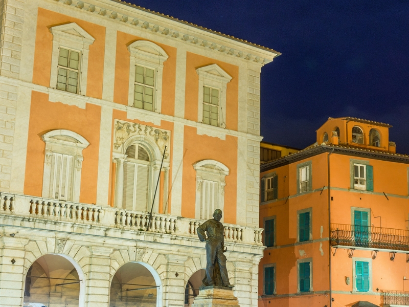 Piazza Garibaldi: A Heartbeat of Pisa 1 Piazza Garibaldi in Pisa