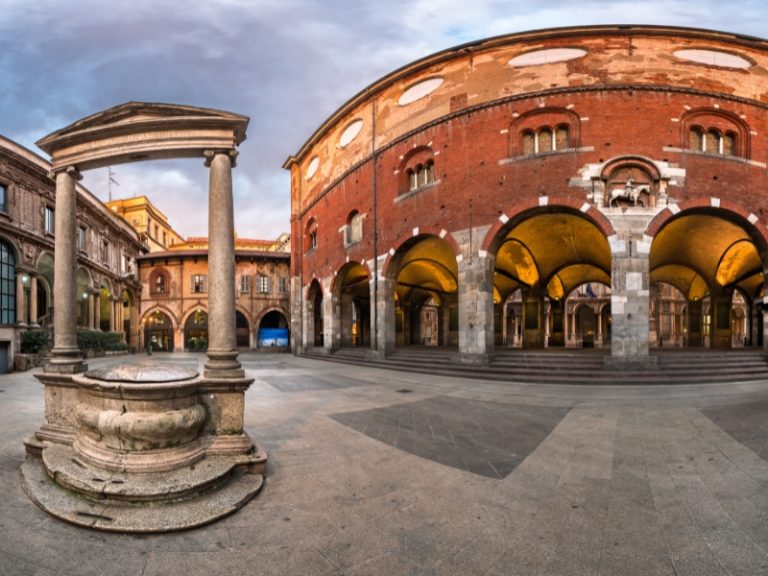 Piazza Mercanti in Milan