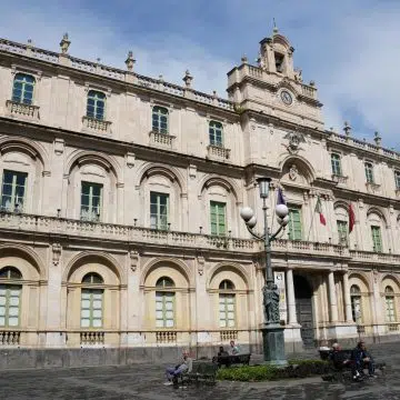 Piazza Università is een majestueuze Siciliaanse barokke bezienswaardigheid waar een grote verzameling historische universiteitspaleizen en artistieke bronzen lantaarnpalen een monumentaal architectonisch hart vormen voor het academische leven in Catania.