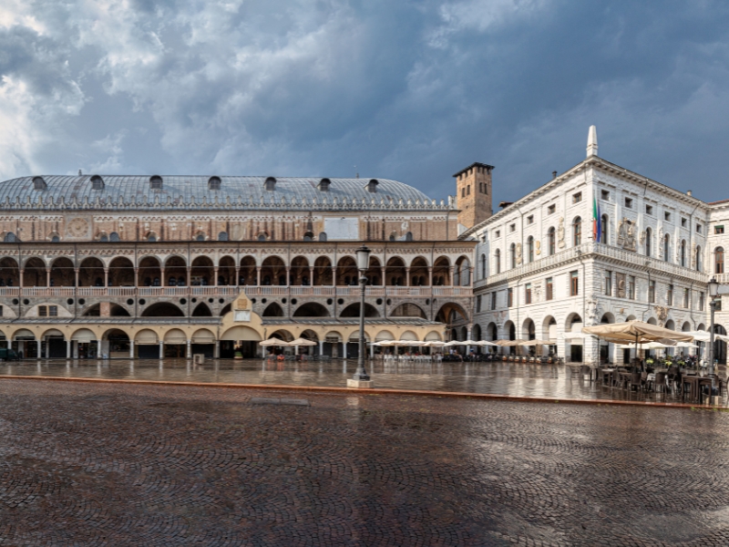 Piazza della Frutta: Um coração animado do centro histórico de Pádua 3 Piazza della Frutta em Pádua