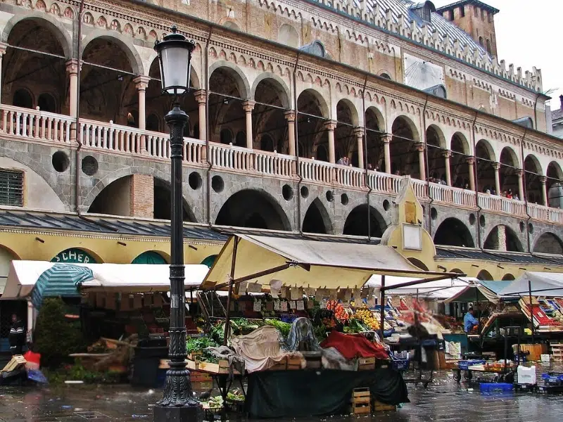 Piazza della Frutta: Um coração animado do centro histórico de Pádua 2 Piazza della Frutta em Pádua