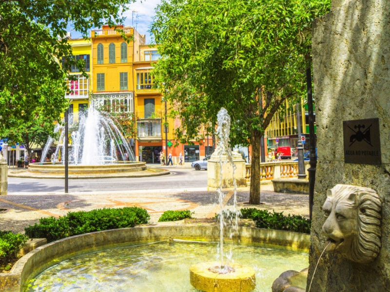 Plaça de la Reina: De elegante toegangspoort tot het historische hart van Palma 1 Placa de la Reina in Palma de Mallorca