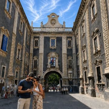 Deze monumentale stadspoort, opgetrokken na de verwoestende aardbeving van 1693, verbindt het Piazza del Duomo met de haven en laat het kenmerkende samenspel van vulkanisch basalt en bleke kalksteen van Catania goed tot zijn recht komen.