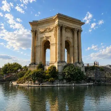 Promenada du Peyrou to majestatyczna esplanada, na której XVIII-wieczny konny posąg Ludwika XIV i wielka wieża ciśnień tworzą prawdziwie legendarną śródziemnomorską atmosferę.