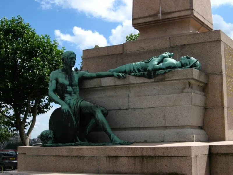 Monumento à Memória: Um símbolo de sacrifício na cidade do Luxemburgo 2 Monumento à Memória no Luxemburgo