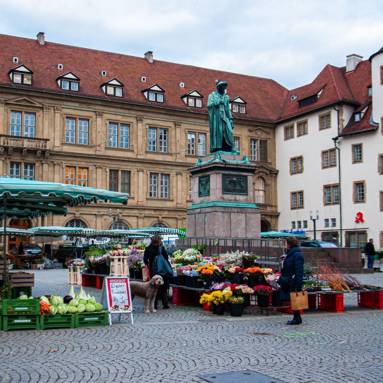 Schnitzeljagd und selbstgeführte Tour durch Stuttgart 6 Schillerplatz in Stuttgart is an atmospheric historic square surrounded by elegant buildings, with a monument to celebrated German poet Friedrich Schiller standing proudly at its centre.